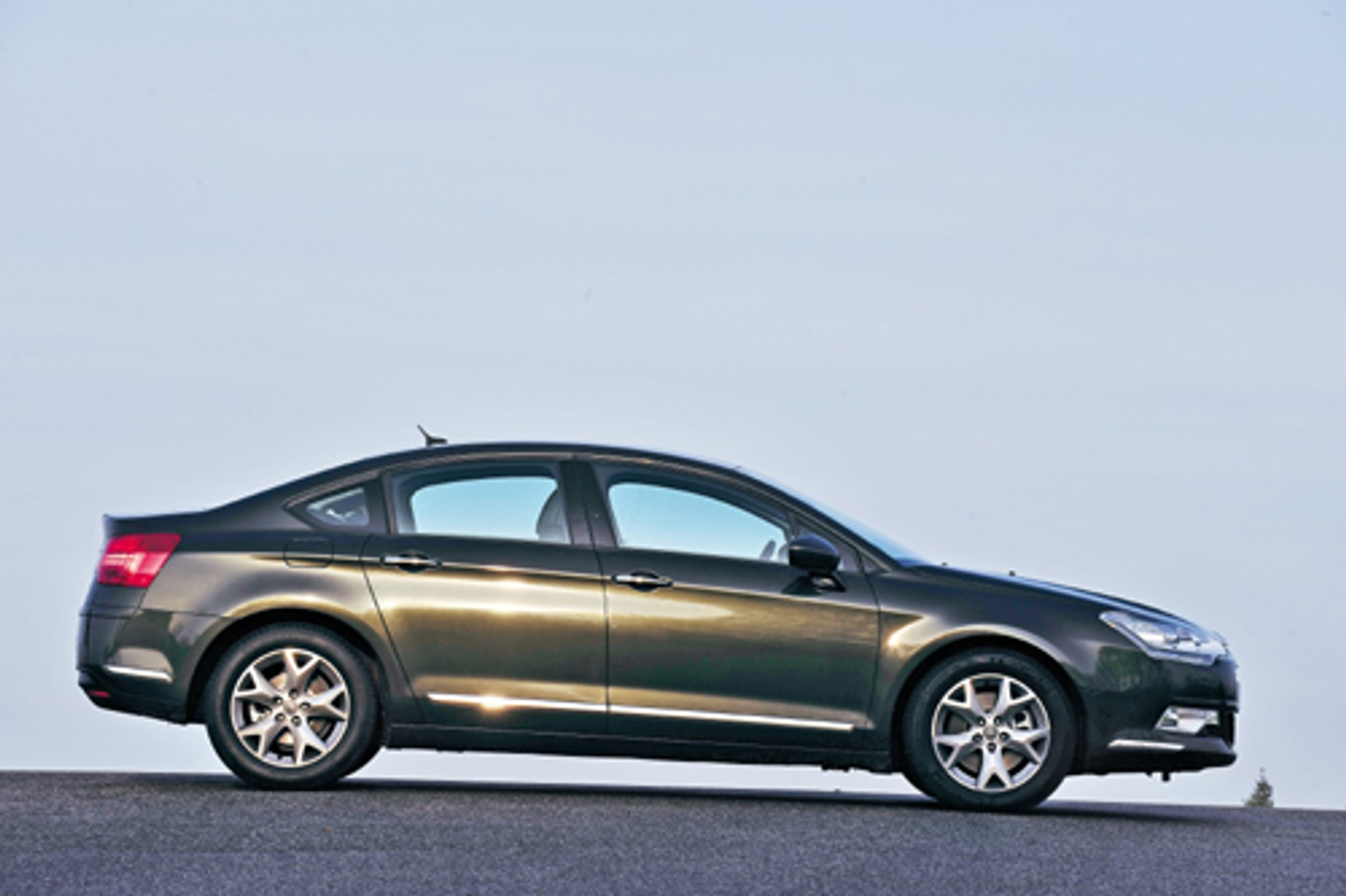 Opel Insignia kontra Honda Accord, VW Passat, Ford Mondeo i Citroen C5 - Oto piorunujące uderzenie Opla