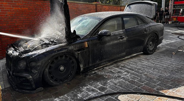 Bentley zapalił się przed sanktuarium w Myślenicach. Interweniowała straż pożarna