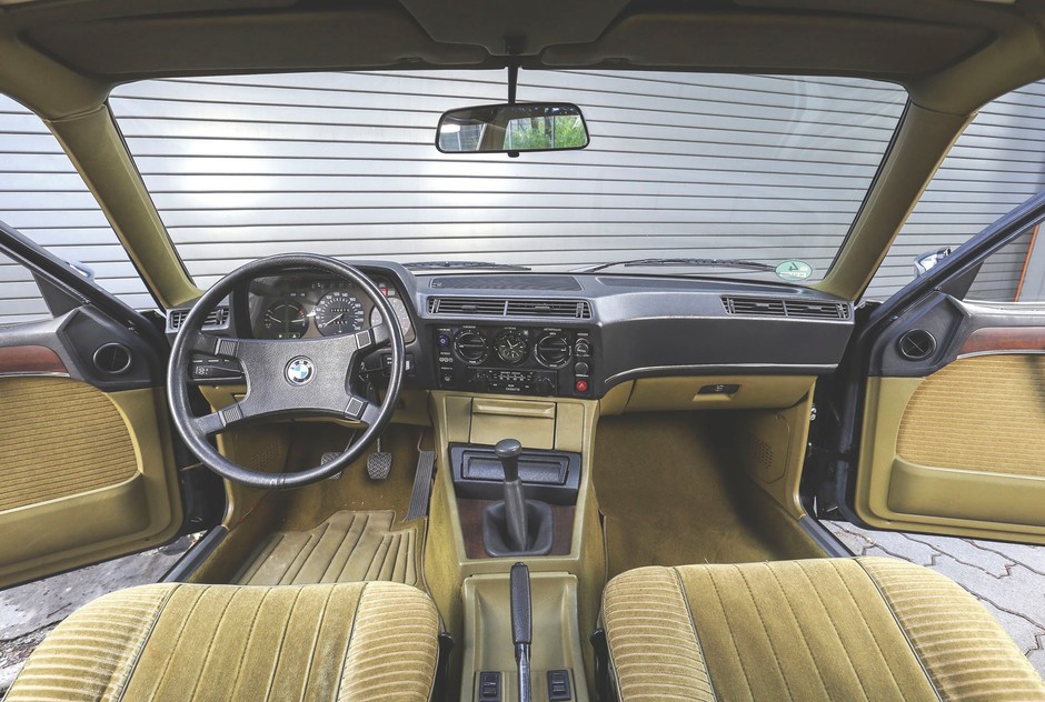 BMW 733i - lewy pas jest dla niego