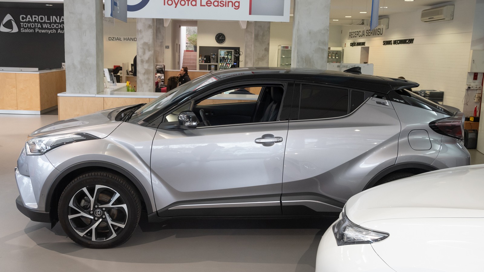 Toyota C-HR 1.2T Dynamic, 2016 r., przebieg 32 120 km. Samochód służył jako pojazd demonstracyjny w przedstawicielstwie Toyoty (pierwsze C-HR w Polsce). Bogate wyposażenie Dynamic, uzupełnione m.in. o pakiet audio JBL, nawigacje, światła LED. CENA 87 500 zł
