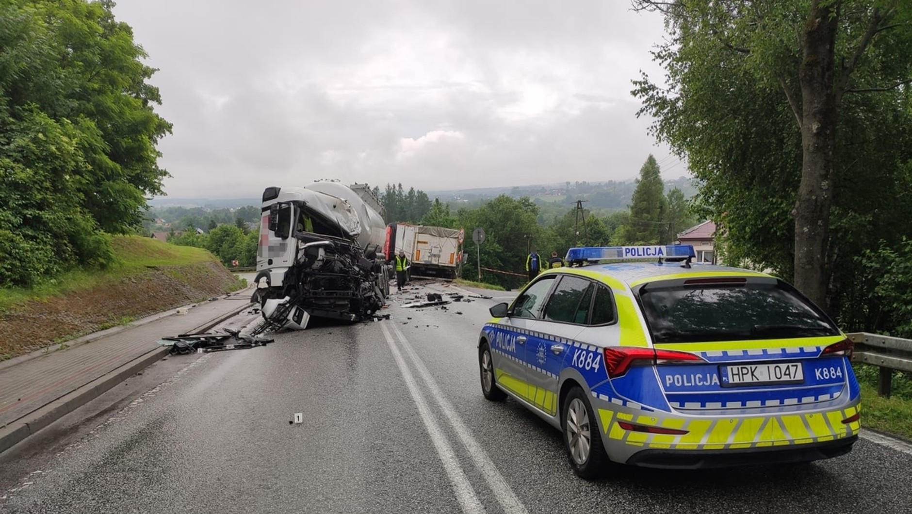Obraz pochodzący z serwisu https://podkarpacka.policja.gov.pl/rze/aktualnosci/127888,Wypadek-drogowy-w-Zarzeczu-z-udzialem-dwoch-pojazdow-ciezarowych.html