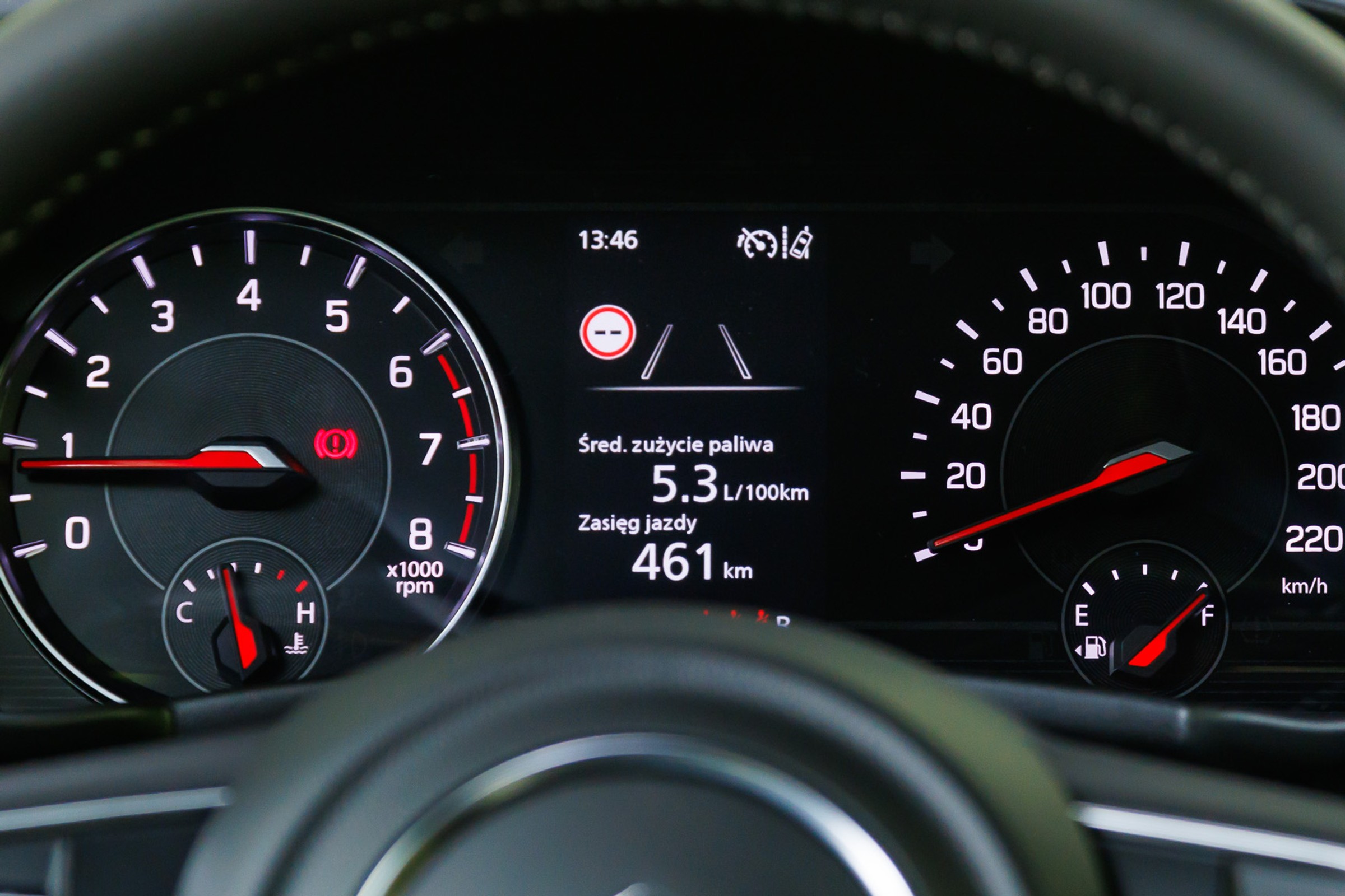 Licznik prędkości w samochodzie codziennie oszukuje. Dlaczego tak jest i czy jest się czego bać?