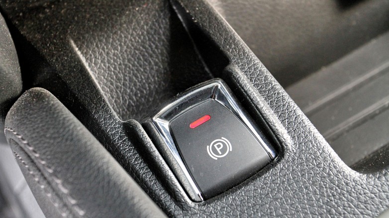 Elektrycznie hamulec postojowy uruchamia się automatycznie po wyłączeniu silnika