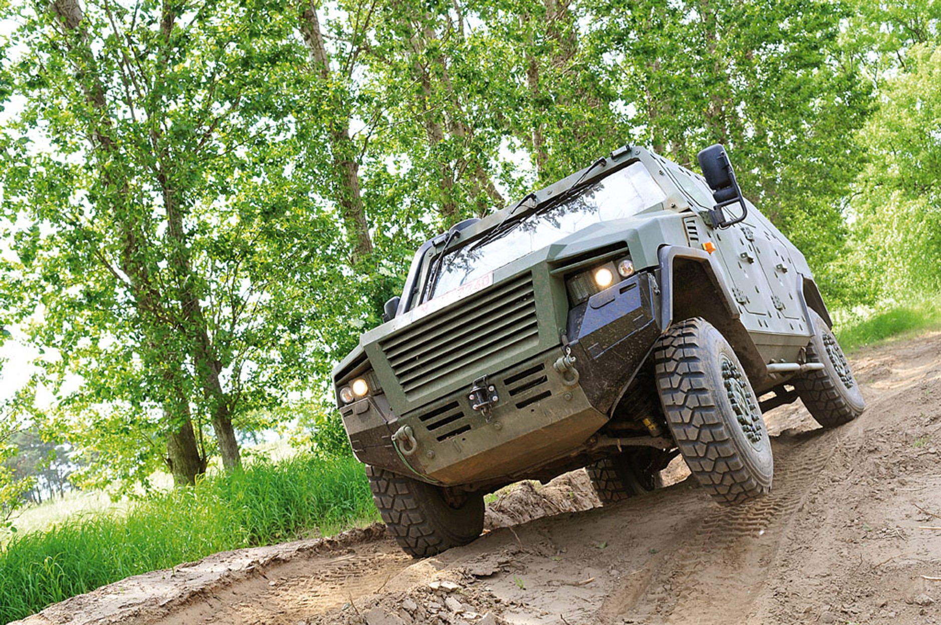 Porsche Cayenne Turbo kontra AMPV -  Ekstremalnie różne auta terenowe