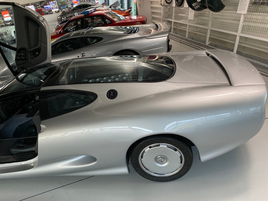 Jaguar XJ220