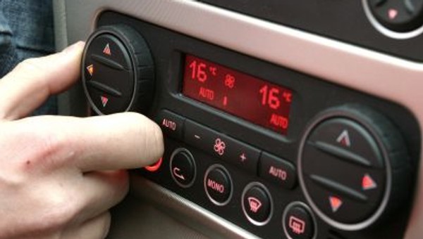 Robi się zimno – czy warto wyłączyć klimatyzację w aucie?