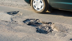 Jak uzyskać odszkodowanie za uszkodzenie auta na dziurawej drodze?
