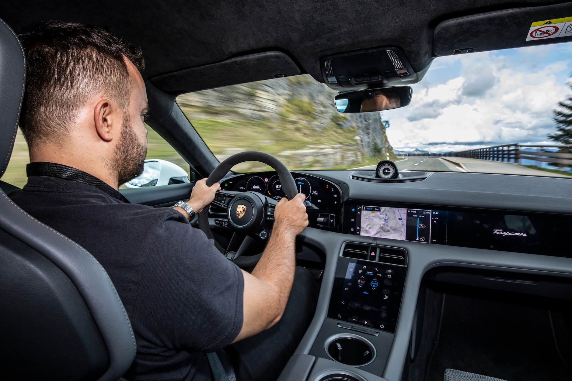 Porsche Taycan: za kierownicą