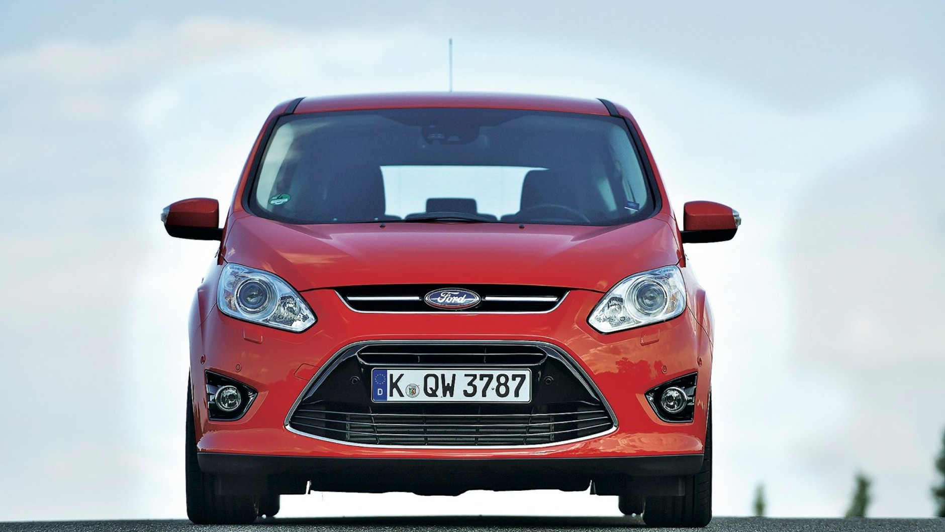 Ford C-Max 2.0 TDCI był dotychczas najbardziej sportowo prowadzącym się rodzinnym vanem. Teraz ten tytuł przejmie BMW.