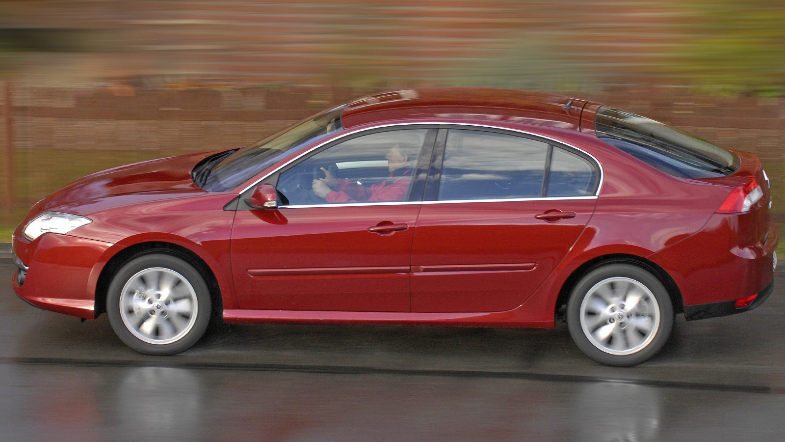 Liftbacki stanowią mniej niż połowę oferowanych do sprzedaży Lagun. Dominuje kombi, coupé ma kilka procent.