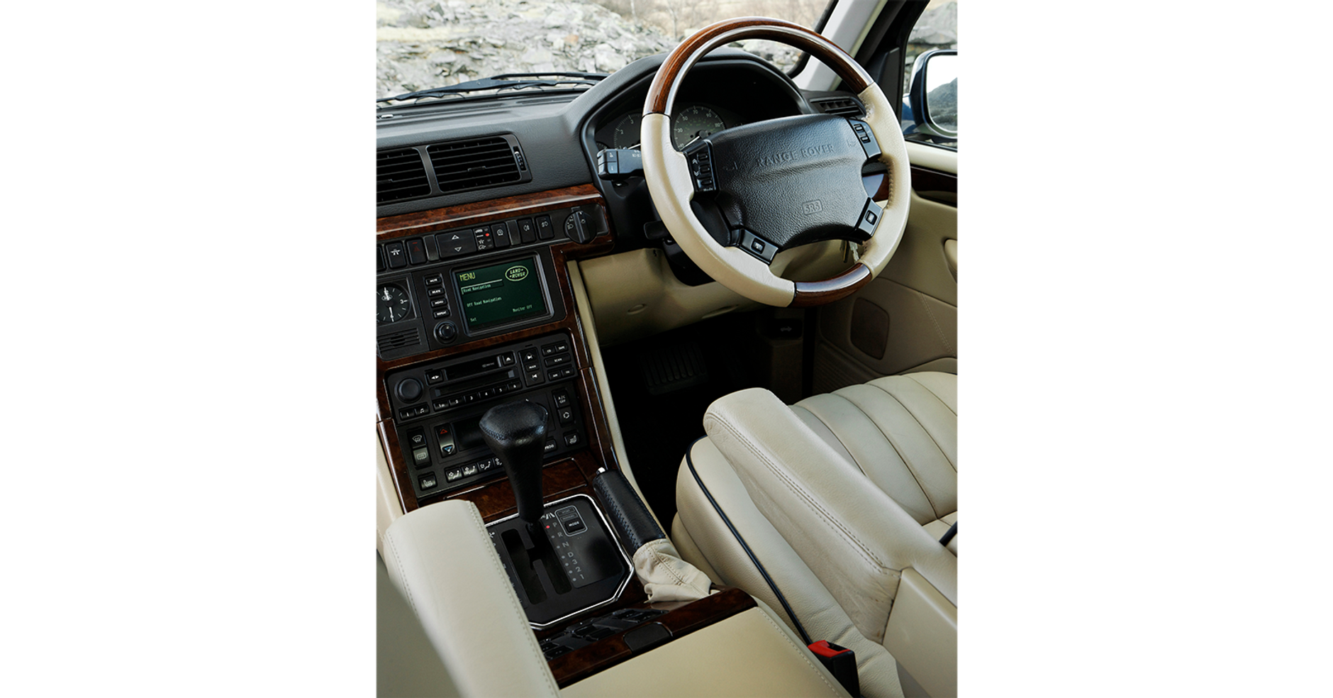 Range Rover II (P38/P36):
współczesna stylizacja zewnętrzna, normalna deska rozdzielcza, jakiej nie powstydziłyby się nowsze pojazdy.