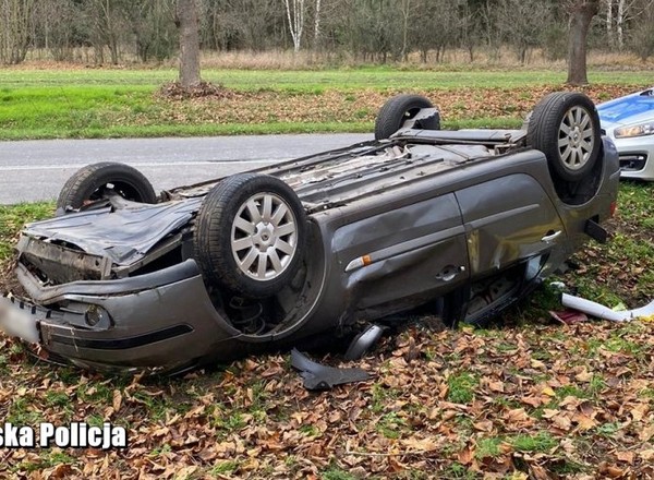 Dachował autem i uciekł do lasu – miał we krwi trzy promile