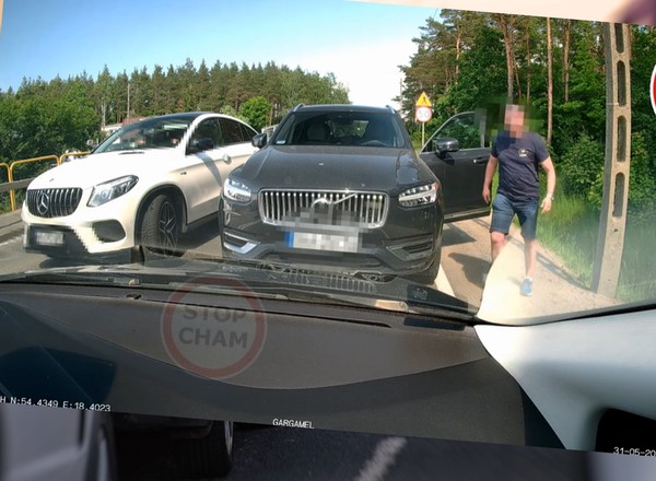 Kierowca Volvo przyłapany. "Szarpał za klamkę, wyzywał od pajaców" [WIDEO]