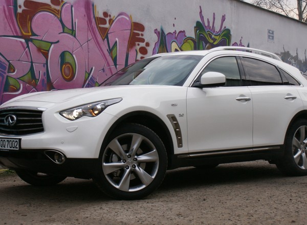 Infiniti QX70 S Premium 5.0 - cudownie niepraktyczny SUV