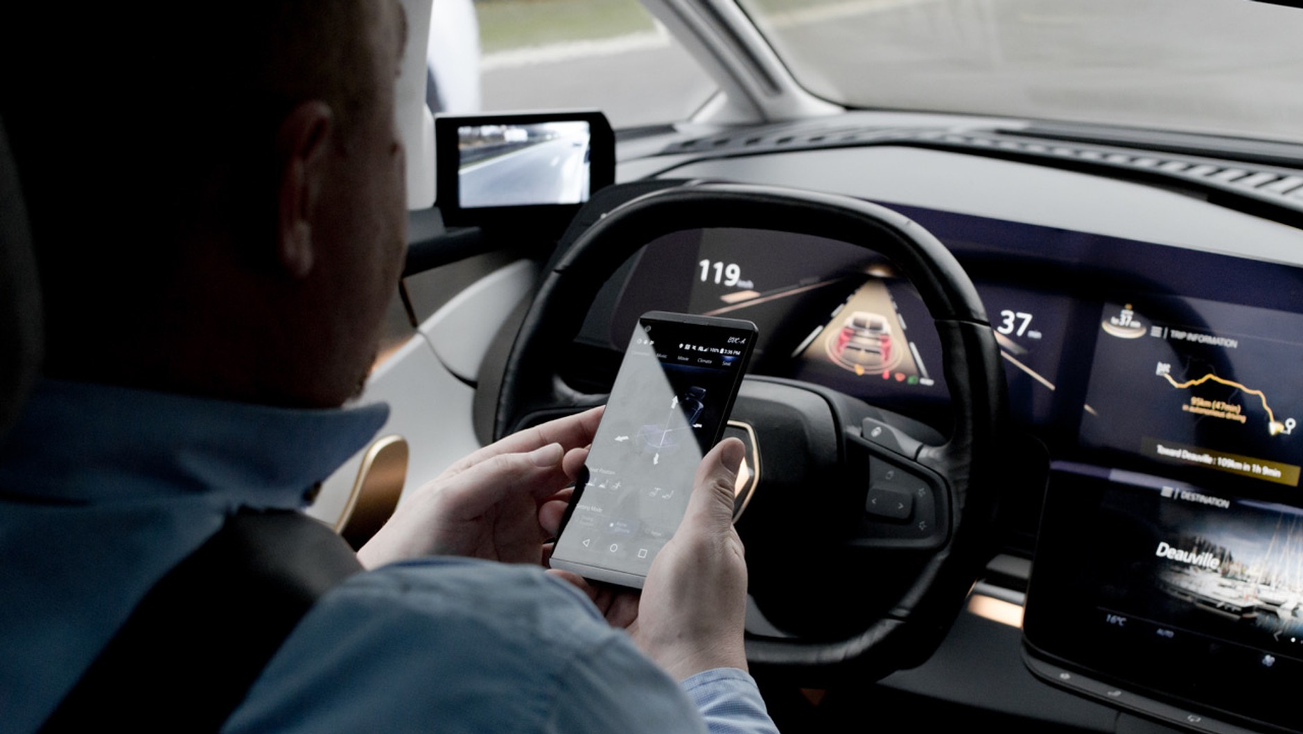 Renault Symbioz. W trakcie automatycznej jazdy smartfon staje kontrolerem funkcji samochodu