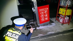 Kierowczyni Skody o czymś zapomniała na stacji. Wstrzymano ruch, a na miejsce przyjechała policja