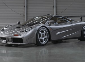 Złoto, mały przebieg, ponad 600 KM i 23 mln dolarów za auto z 1994 r.