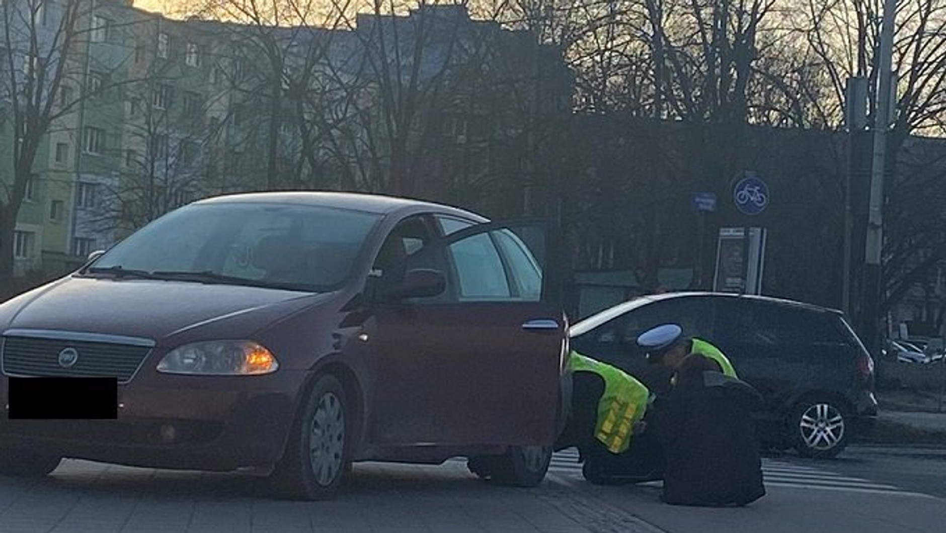 Policjanci z Łodzi naprawili na ulicy samochód przejętej kobiety