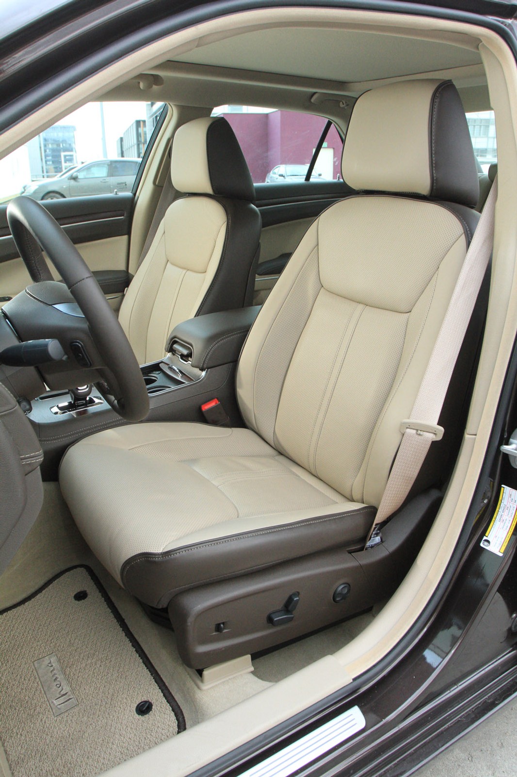 Test Lancii Thema: męski typ, damskie logo