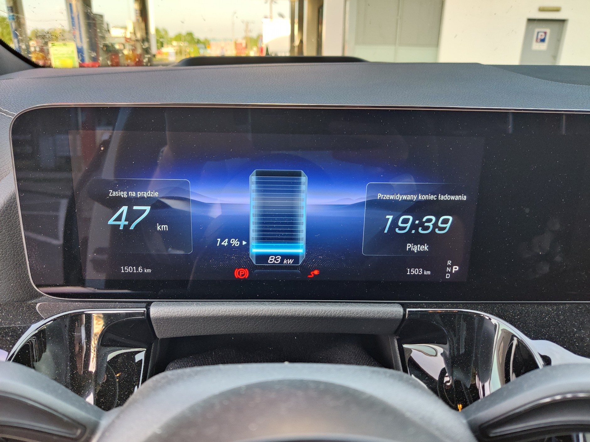 Początek ładowania auta na ładowarce 100 kW