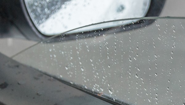 Z kroplami wody zalegającymi na lusterkach w niektórych autach możemy poradzić sobie włączając ogrzewanie tylnej szyby