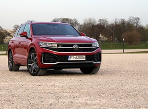 Jeździłem VW Touaregiem po liftingu. Ma podświetlane logo, diesla V6 i pochłania dziury