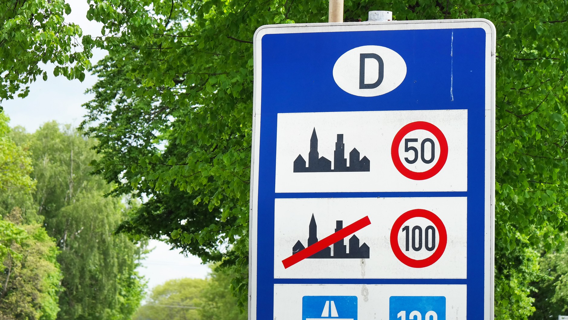 Niebieska tabliczka z liczbą 130 oznacza prędkość zalecaną – to nie jest limit