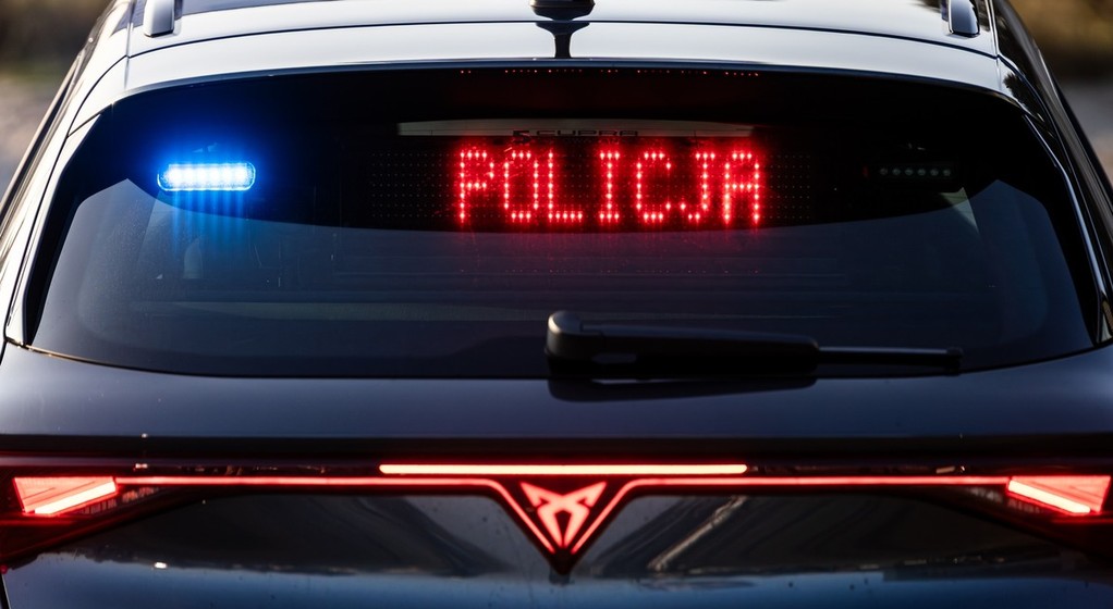 Cupry Leon VZ Sportstourer nieoznakowanymi radiowozami policji