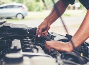 Czy można naprawiać auto przed blokiem? Wyjaśniamy, kiedy grozi za to kara