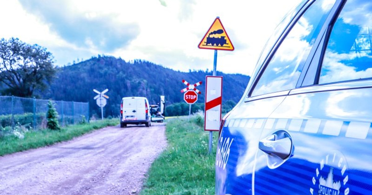 Obraz pochodzący z serwisu https://kamienna-gora.policja.gov.pl/dka/aktualnosci/bieza/122138,Ostroznie-na-przejazdach-kolejowych.html
