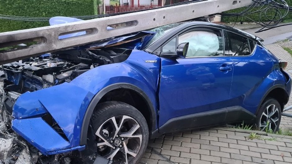 SUV w Nowym Sączu uderzył w słup