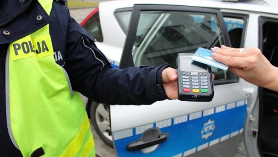 Obraz pochodzący z serwisu https://jawor.policja.gov.pl/dja/aktualnosci/bieza/118251,Przypominamy-ze-mandat-karny-mozna-oplacic-bezposrednio-u-policjantow-ruchu-drog.html