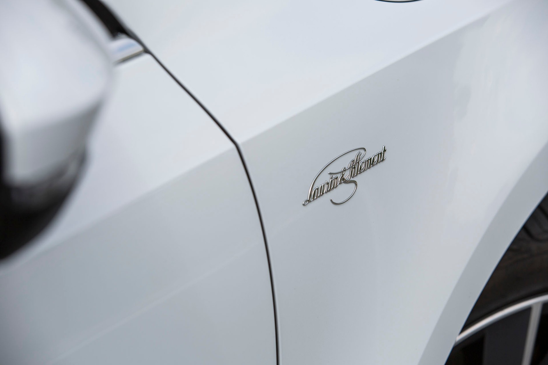 Dokupuj, ale nie przepłacaj - jak nie dać się naciągnąć w salonie samochodowym?