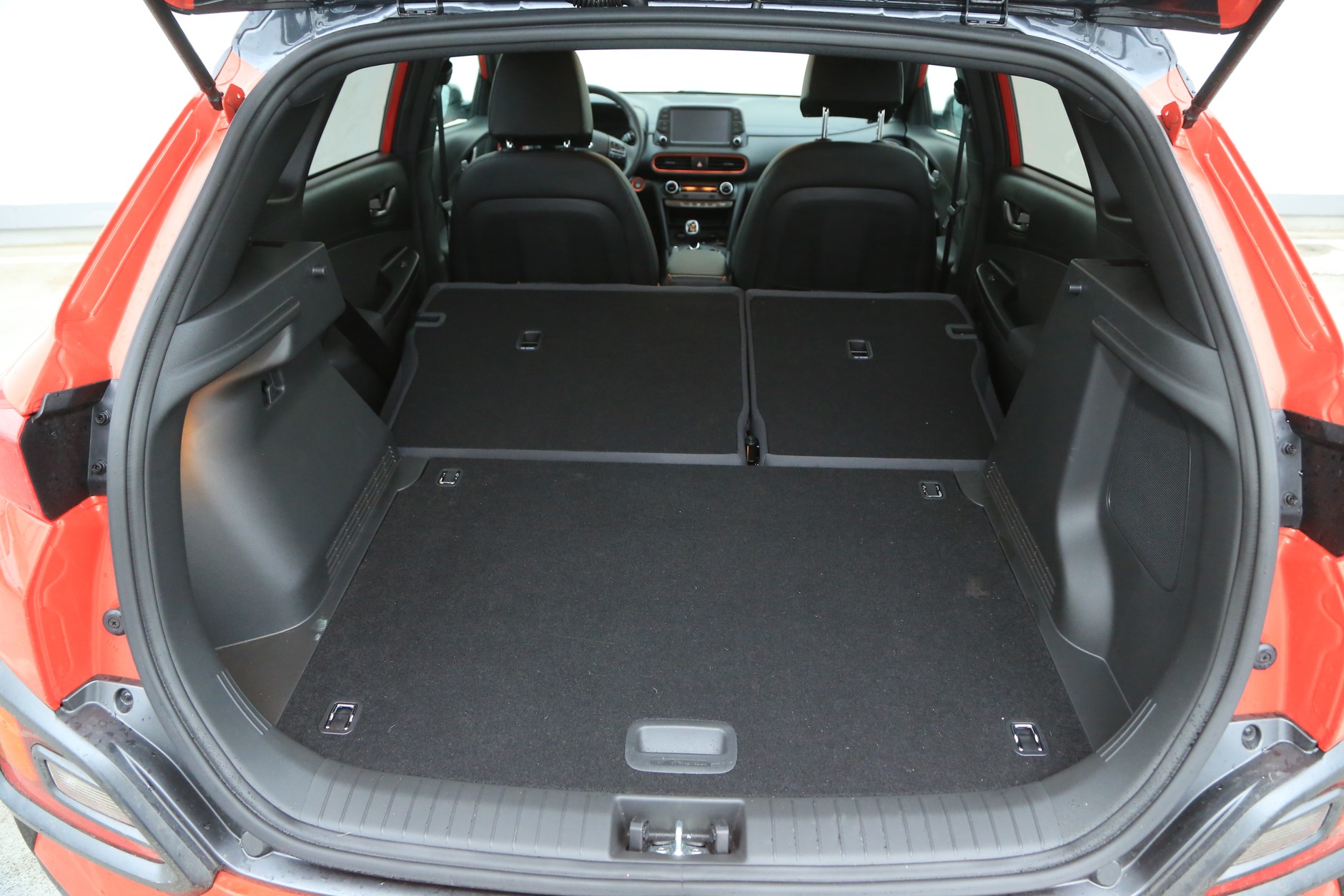 - Pakując bagaże do modelu Kona, nie trzeba się schylać.