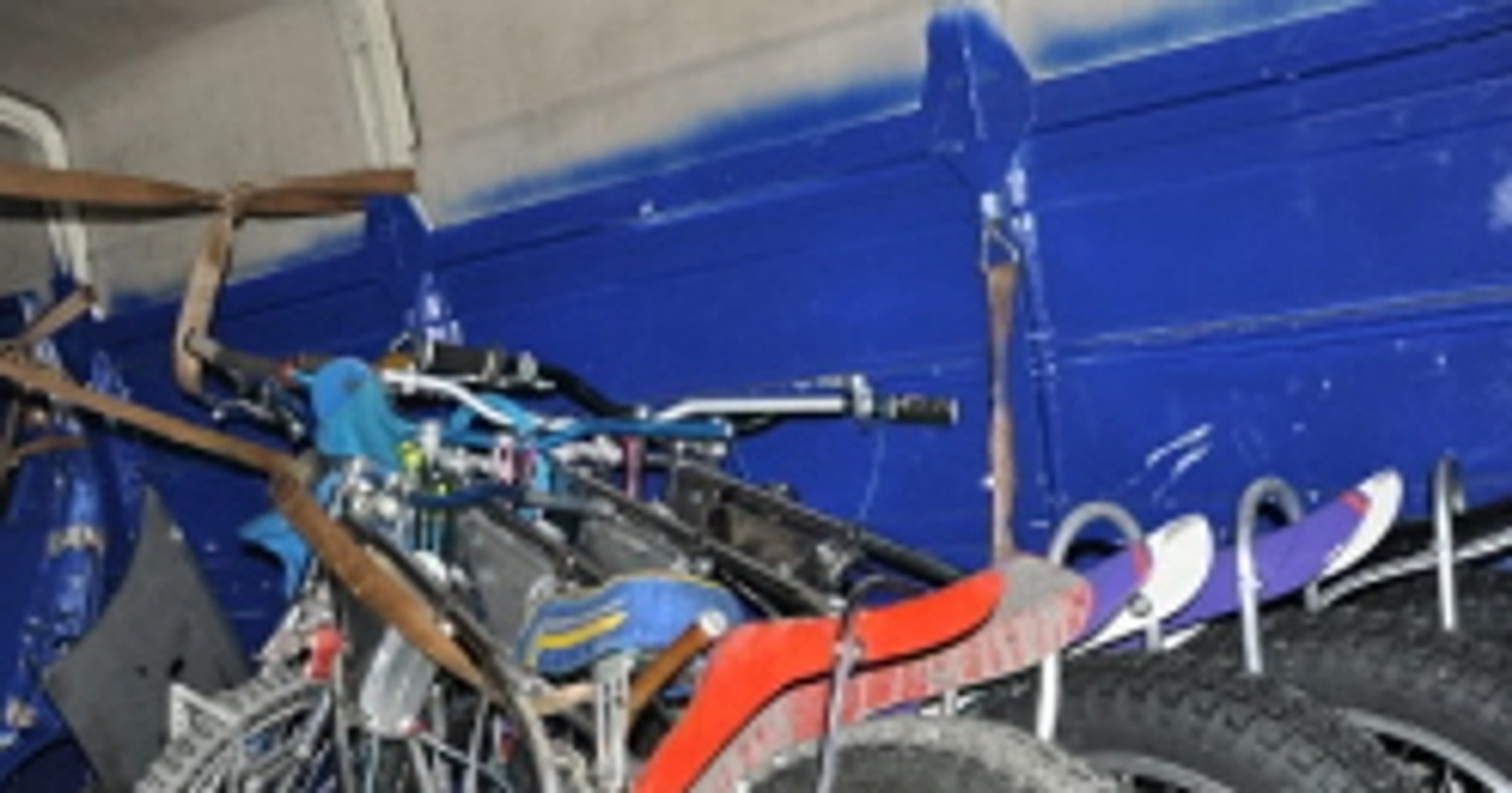 Zagraniczni żużlowcy odzyskali skradzione im motocykle