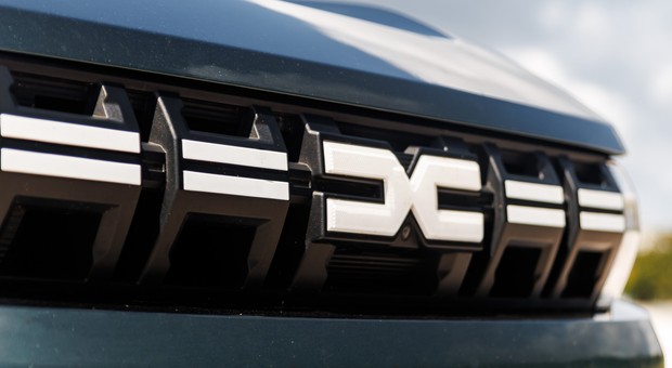 Dacia nie bawi się w półśrodki. Pokochamy ją jeszcze bardziej z tym tanim autem za 75 tys. zł
