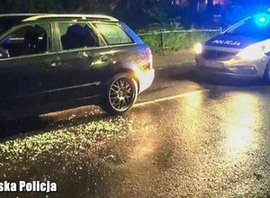 Pościg za kombi w Jasieniu. Uciekając, uderzył w radiowóz. Policjanci musieli wybić szybę