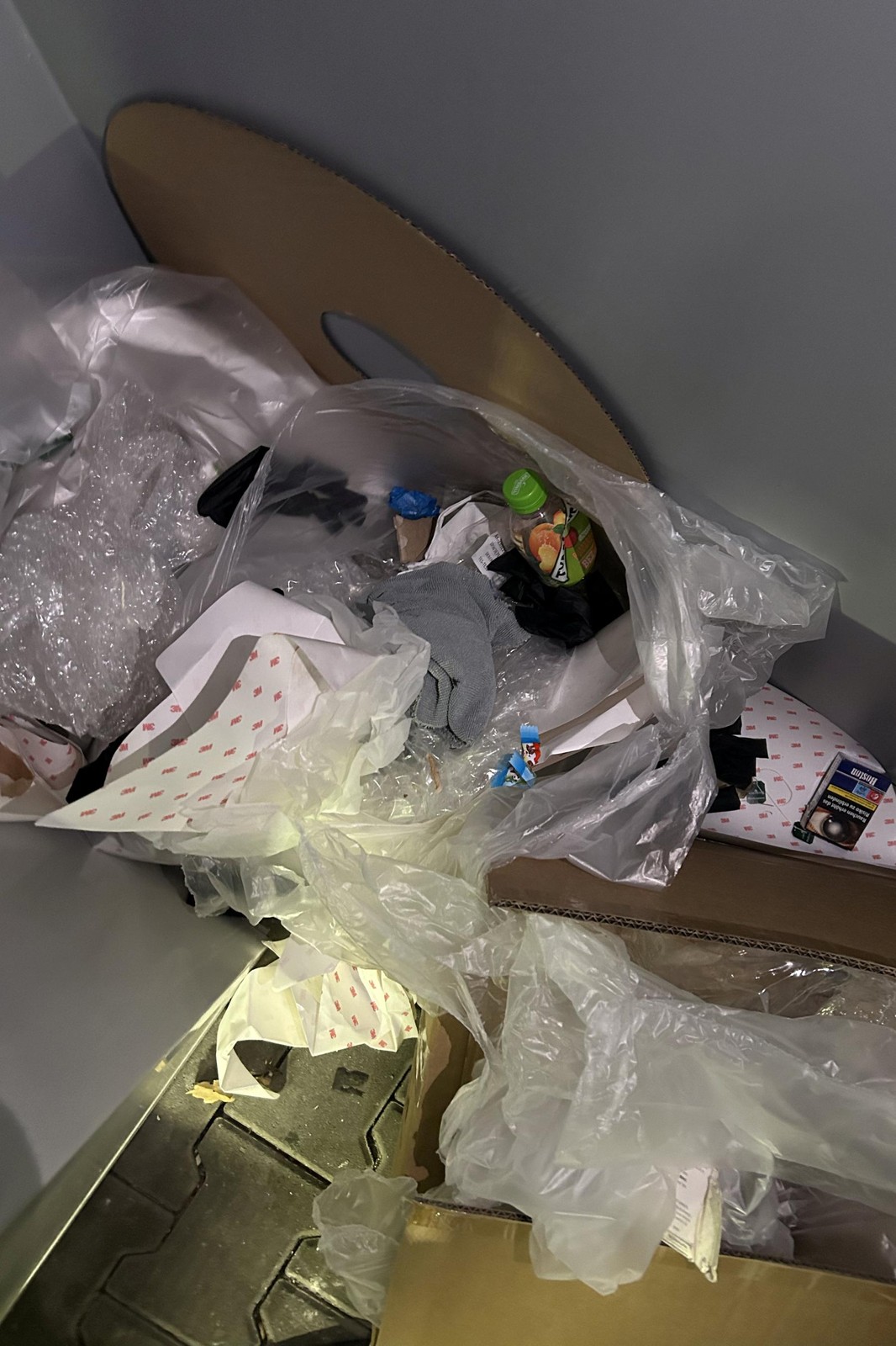 Śmieci walają się po "warsztacie" Tesli