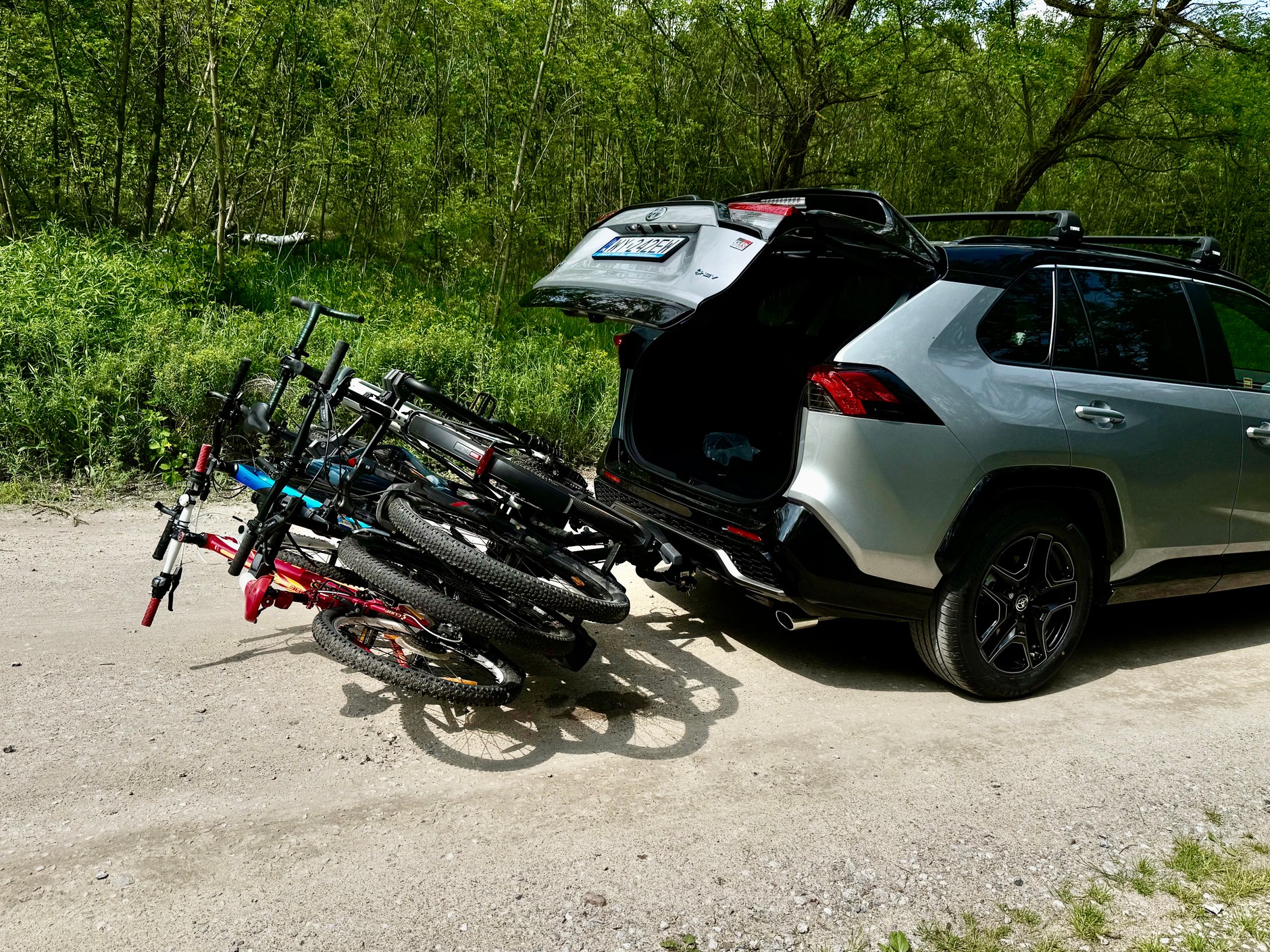 Funkcja odchylania bagażnika rowerowego pozwala na dostęp do bagażnika samochodu bez zdejmowania rowerów