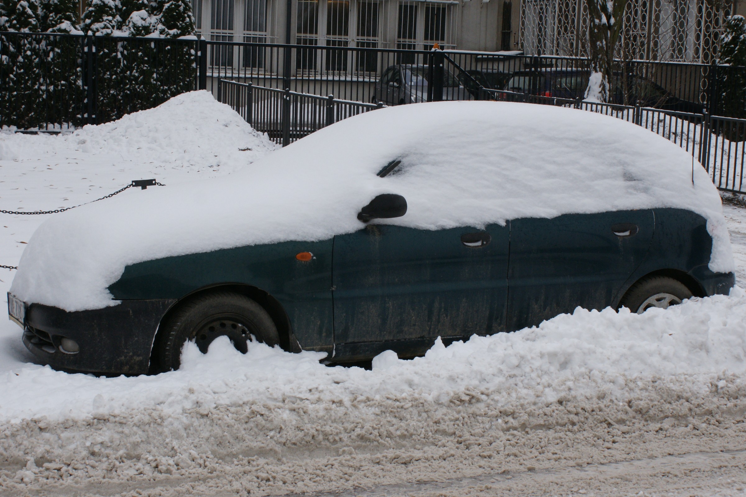 Długi postój szkodzi autu. Postój pod śniegiem szkodzi podwójnie