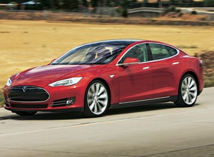 Tesla to fenomen - jest droga, źle wykonana i psuje się na potęgę. Klienci i tak ją kochają!