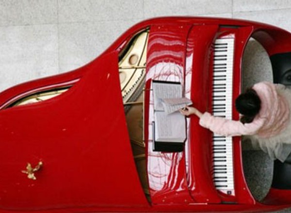 Fortepian Rolls-Royce w kolorze Ferrari