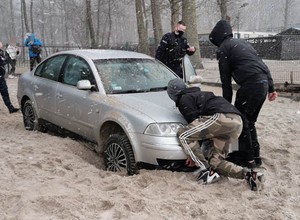 Zakopany na plaży Passat to sprawka mechanika. Właścicielka rozpoznała swoje auto w mediach