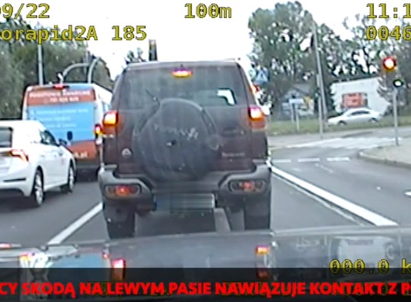 Czy funkcjonariusz faktycznie próbował wymusić mandat na kierowcy Skody? Odpowiedź policji [WIDEO]