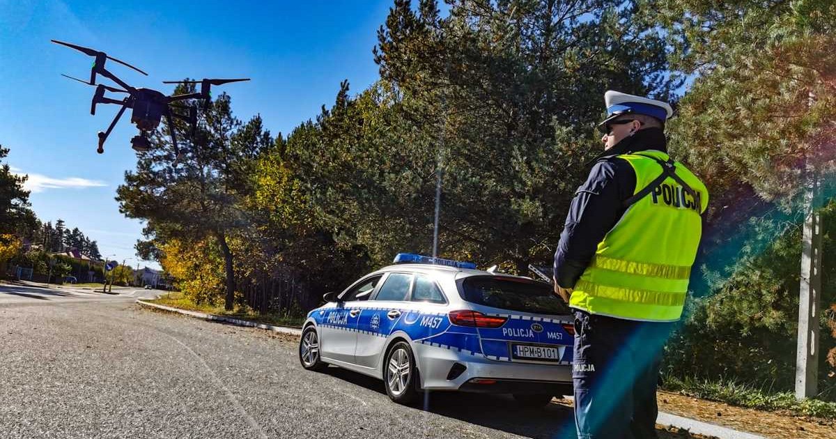 Jeden z dronów podlaskich policjantów podczas kontroli przejazdów kolejowych w 2022 r.