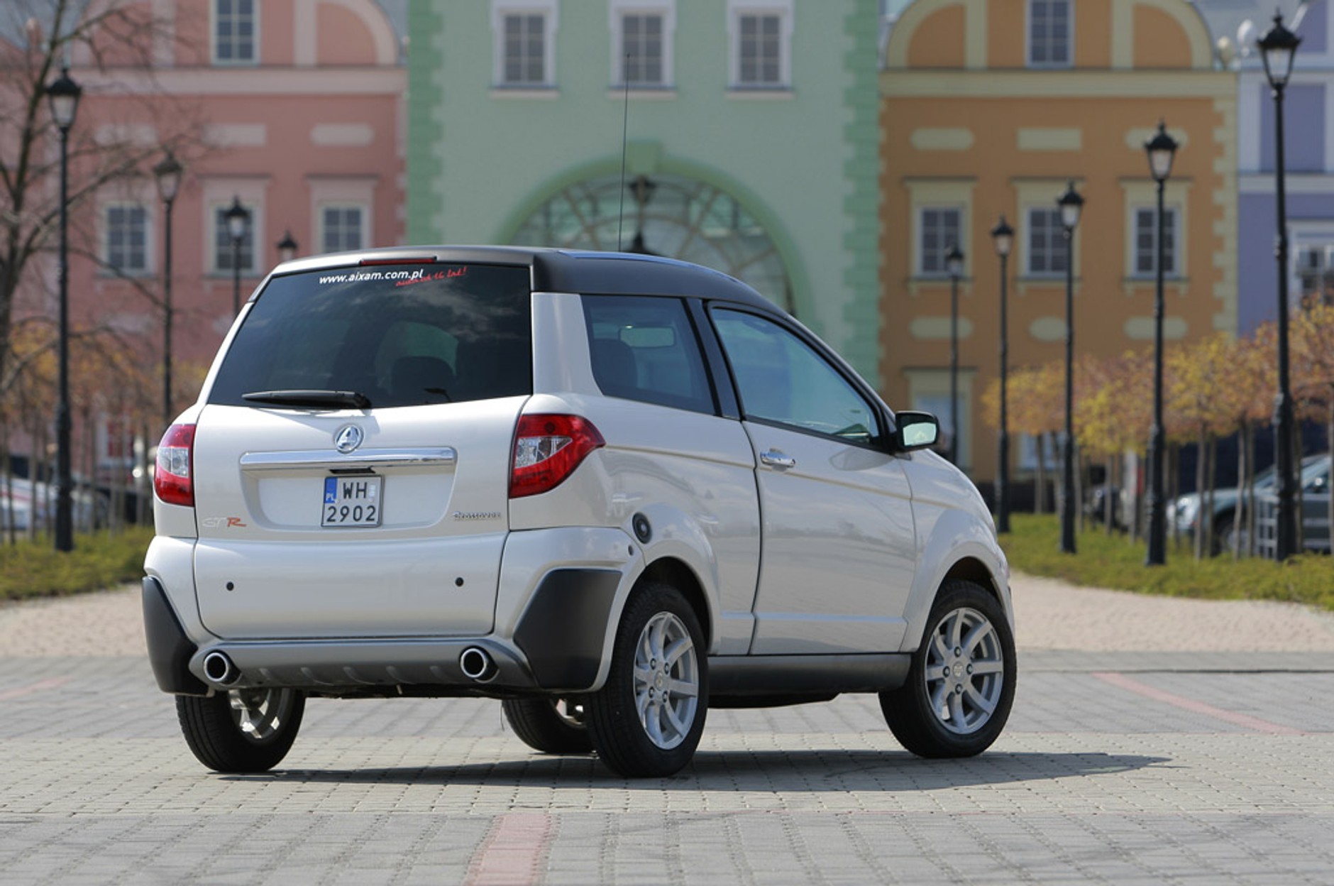 Mikrosamochody od lat nie mogą&nbsp;być rejestrowane jako motorowery – do ich prowadzenia niezbędne jest co najmniej prawo jazdy kategorii AM lub wyższej. 