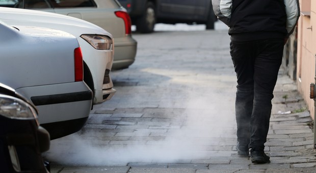 Kolor spalin może oznaczać poważną awarię. Na to warto zwrócić uwagę