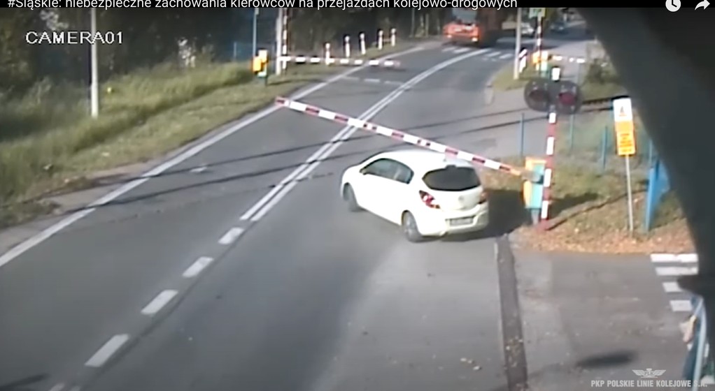 Niebezpieczne zachowania kierowców na przejazdach kolejowo-drogowych