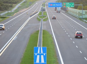 Jak bezpiecznie jeździć po autostradach? 10 prostych zasad