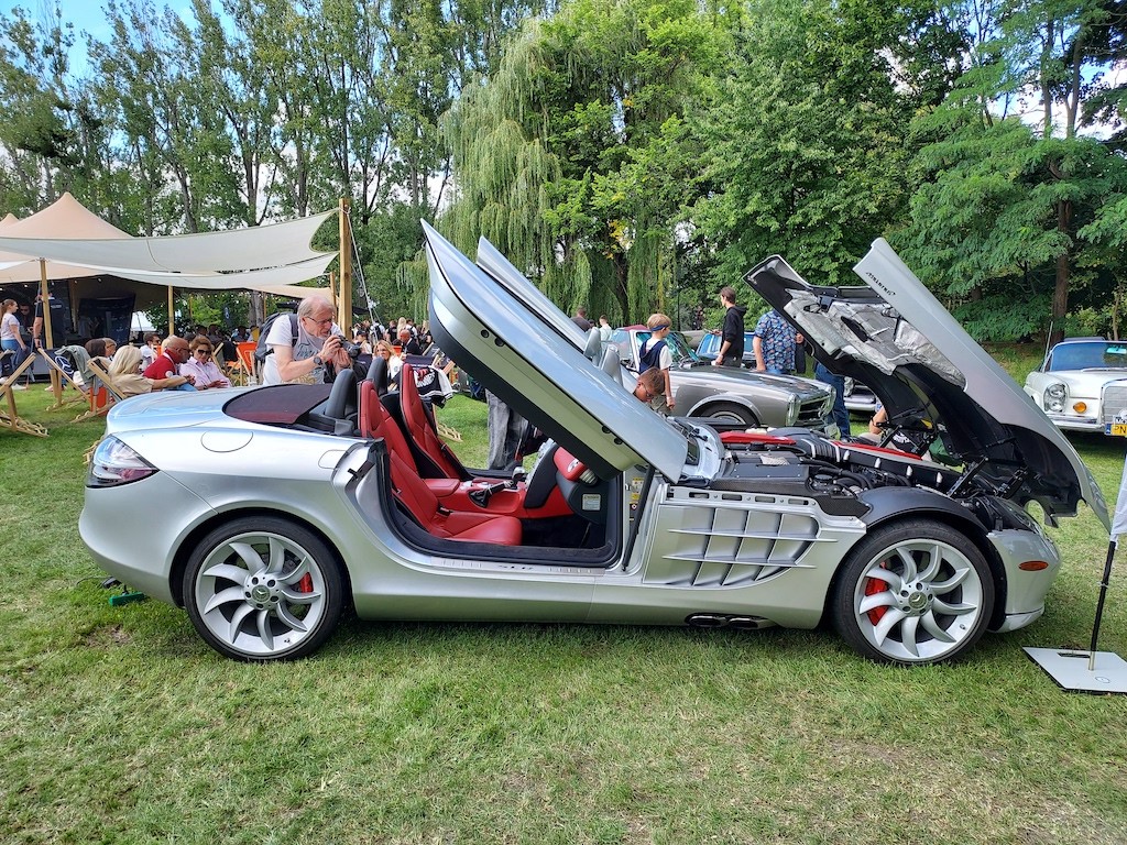 Motoclassic Wrocław 2025: Mercedes SLR, choć niezbyt leciwy, to już poszukiwany klasyk.